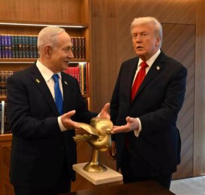 netanyahu trumpa altin guvercin hediye etti f9KE1fjI.jpg